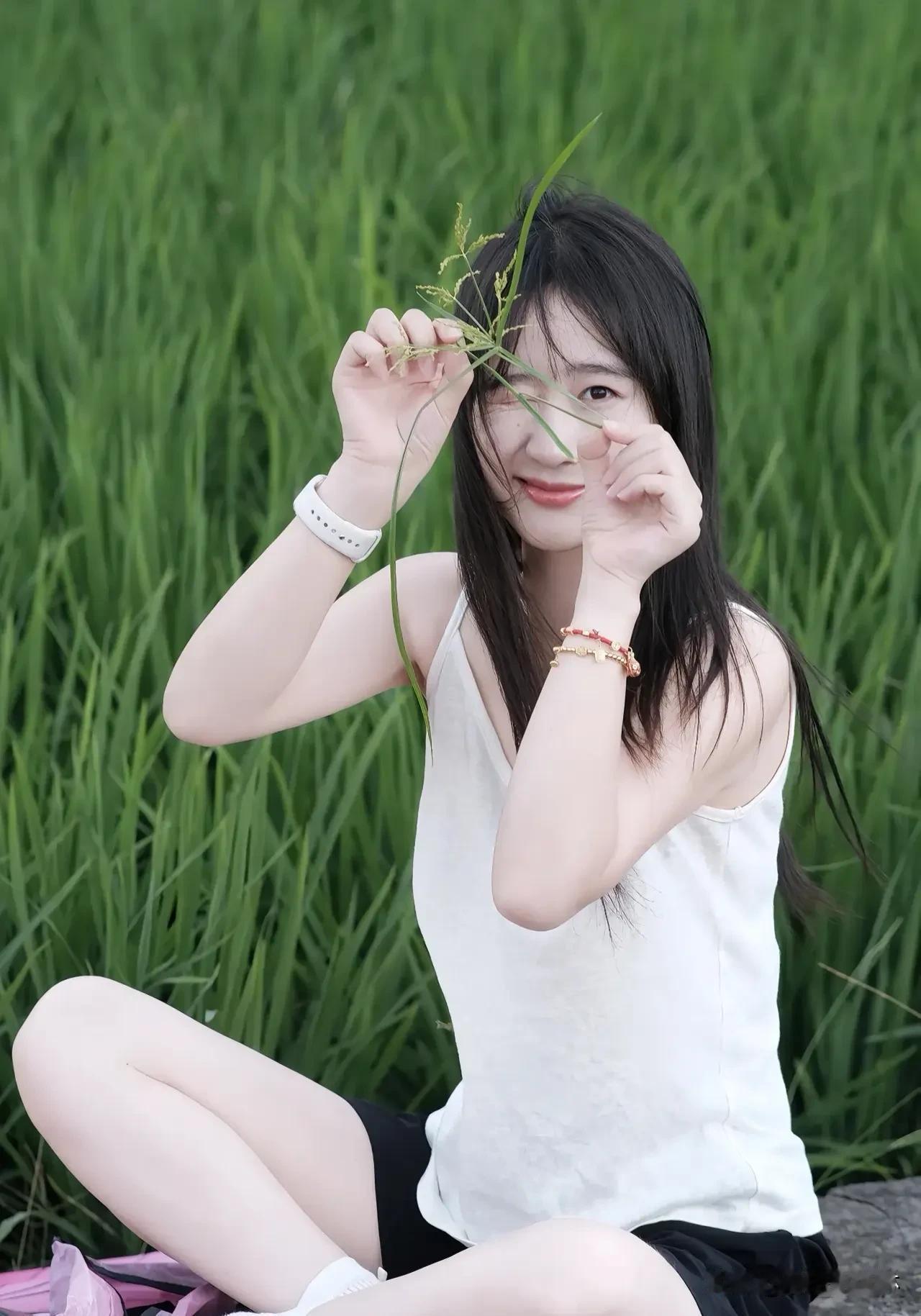 田野女孩的治愈日常晨光里赤脚踩过稻浪，竹篮装满野菜与花香。城市