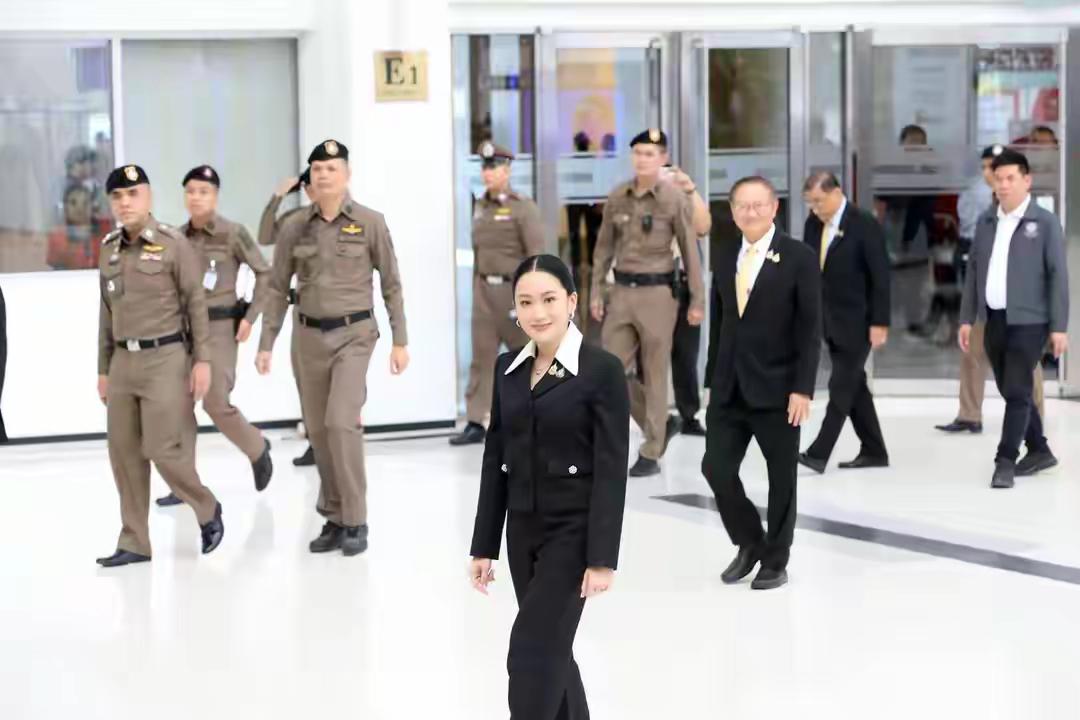 当地时间8月29日，泰国宪法法院将做出裁决，佩通坦涉及的“通话录音门”是否违反了