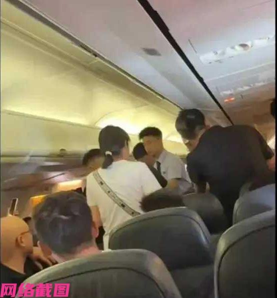 成都有飞机上乘客为男子，此刻正值夏季，男子怎么还穿羽绒服坐飞机，难道是加机舱内的