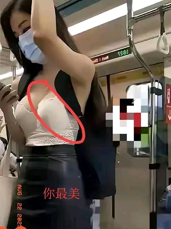 地铁上，白色吊带+皮裙，你这是要人命啊！