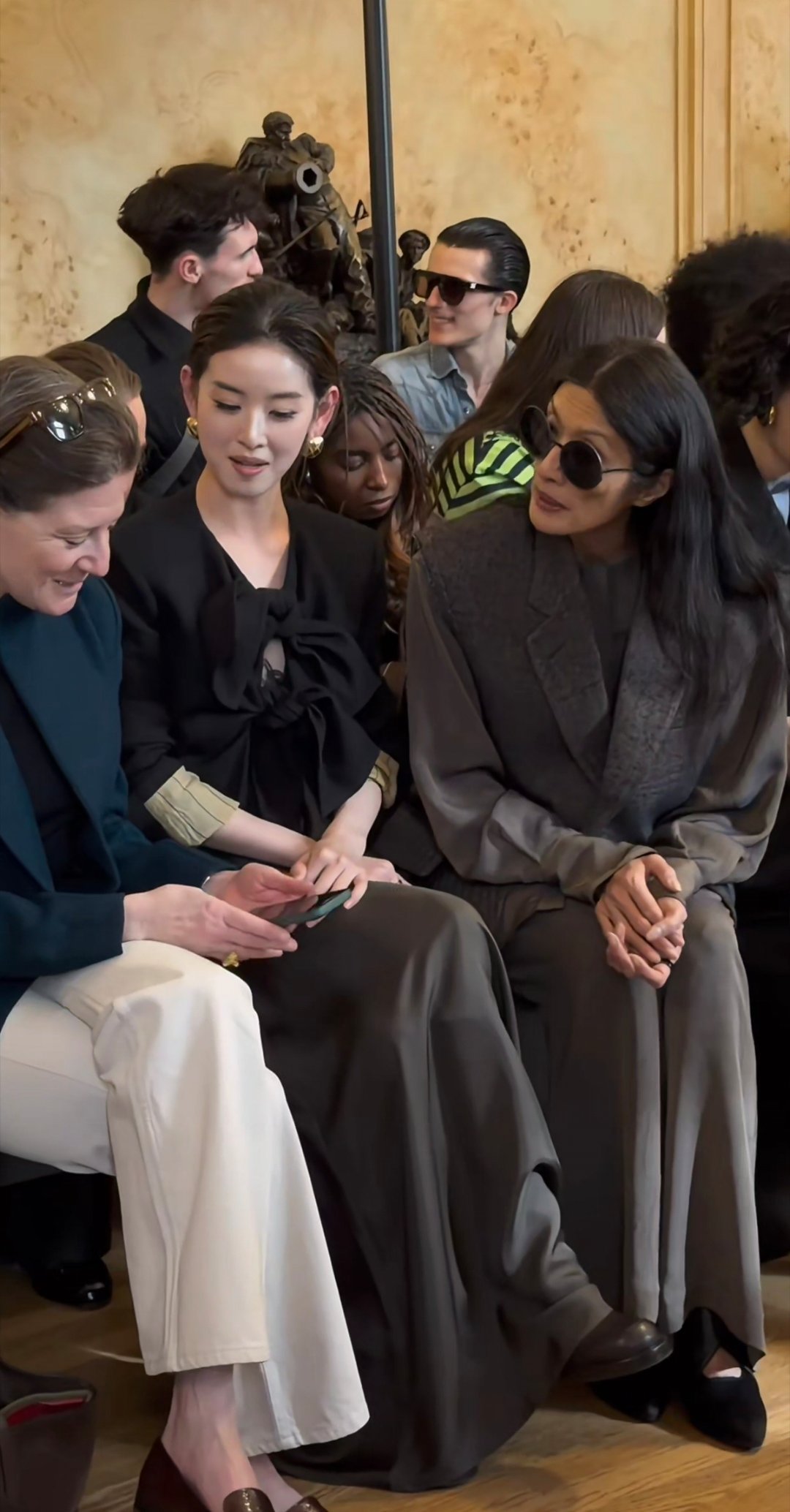 章泽天一身优雅穿搭亮相巴黎看秀，和外国友人热聊，笑的很开心。