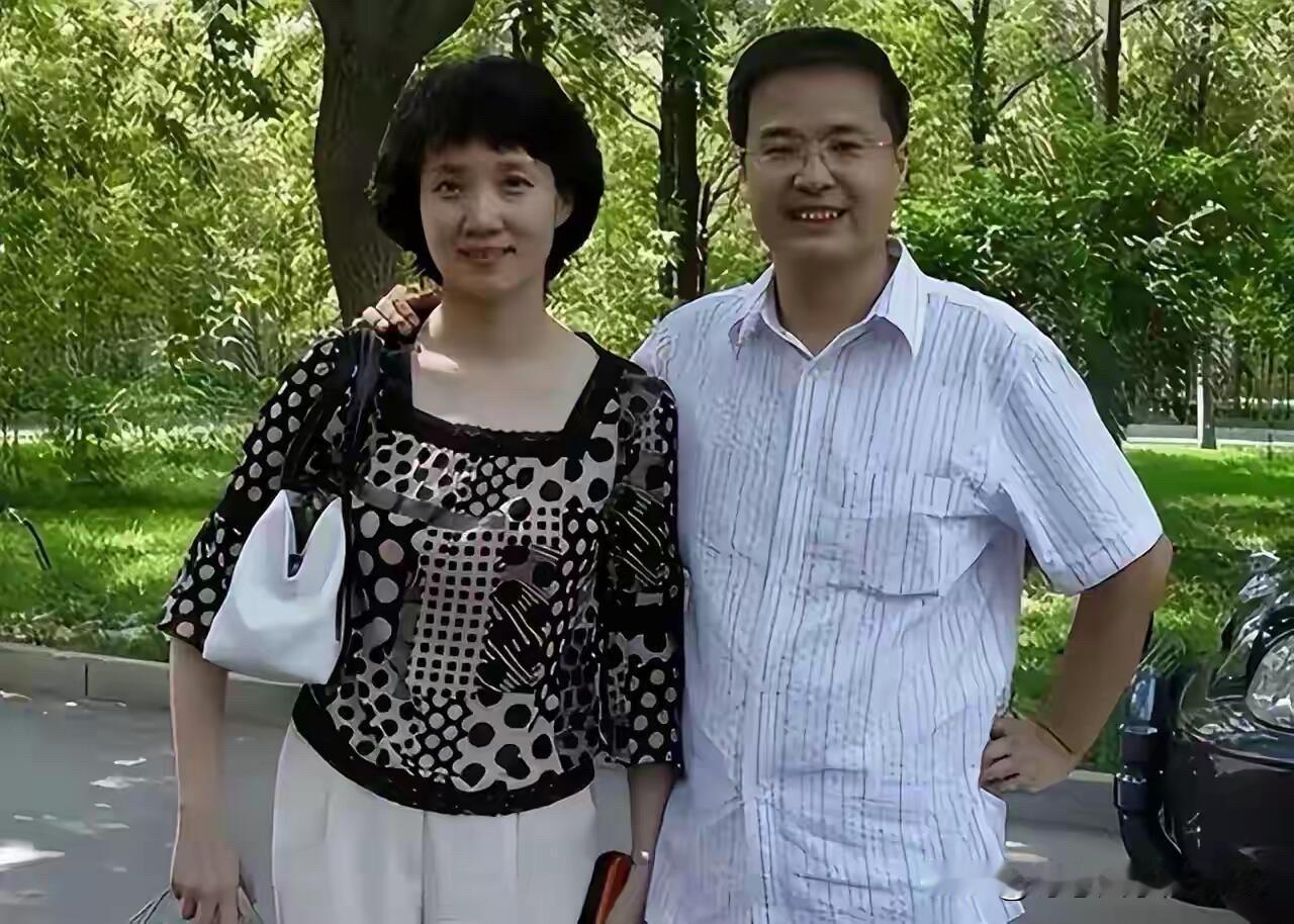 现在终于知道为什么李修平会被誉为央视的气质第一美女，原来她年轻的时候就是这么好看