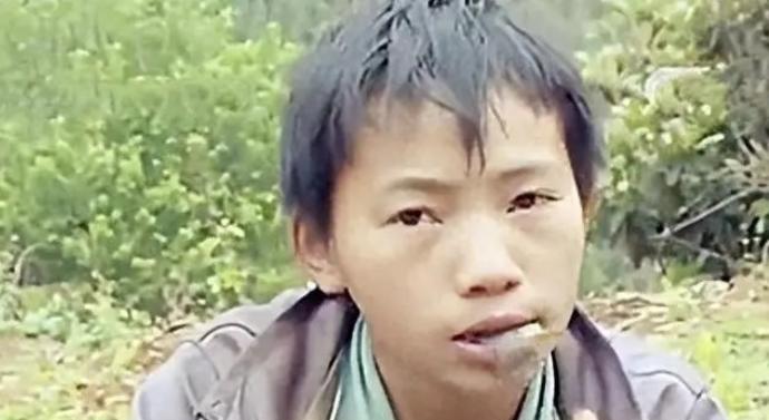 2006年，广西百色隆林，一名6岁的男孩，父亲意外去世，母亲改嫁，后来，爷爷奶奶