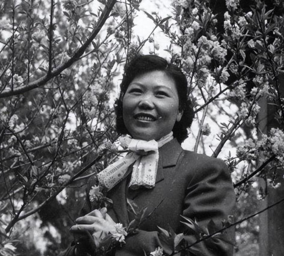 上世纪60年代的一天，原酒泉交际处处长范淑琴正准备出门，突然几个荷枪实弹的人冲过