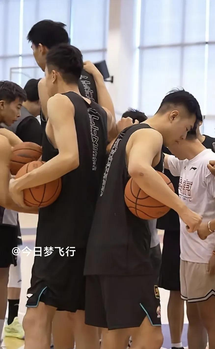 广东队难以集齐人马夏训！广东队将在6月1日前往广州二沙岛集训，但一段时期球队训
