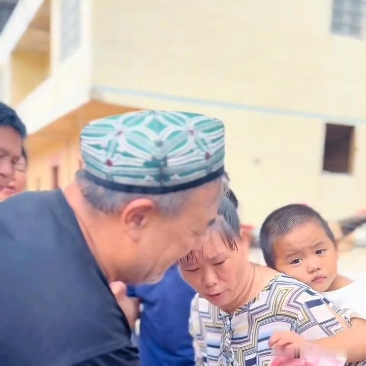 刚去查了一下。这不查不知道。原来这个从新疆跑四千公里到广西当面塞钱的大叔，还