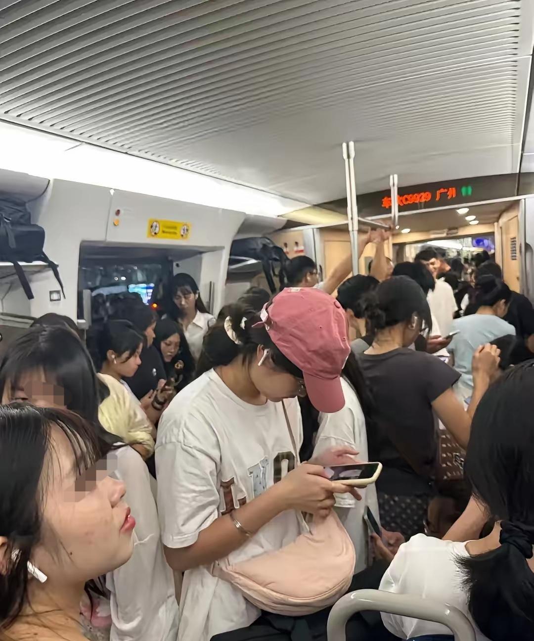 国人硬是把高铁挤成地铁。这是10月1日，国庆假期第一天，广州南站开往湛江西站的