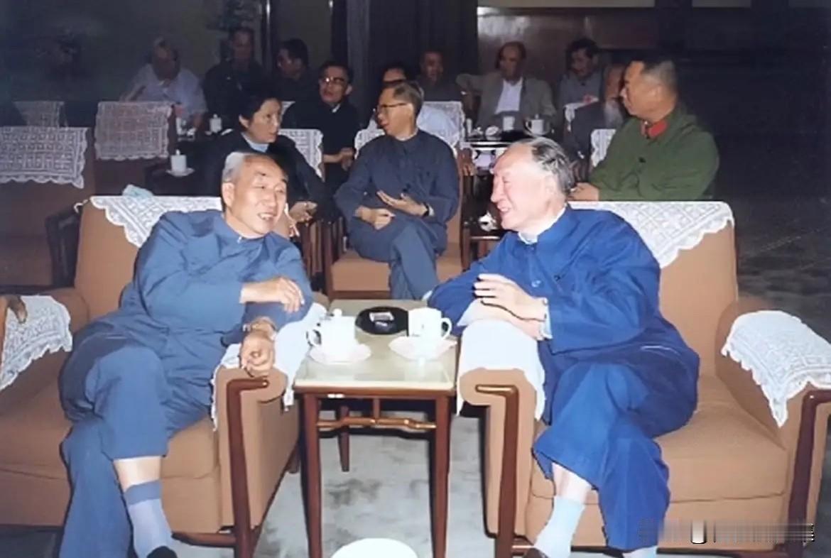 上世纪八十年代，晚年的徐向前元帅与薄一波同志两位山西革命元老的合影。阎锡山曾感叹