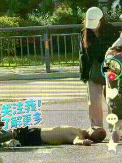 仙女也疯狂。6月1日网友发布视频，路上遇到奇葩一幕，地上倒着一辆电动车，旁边躺