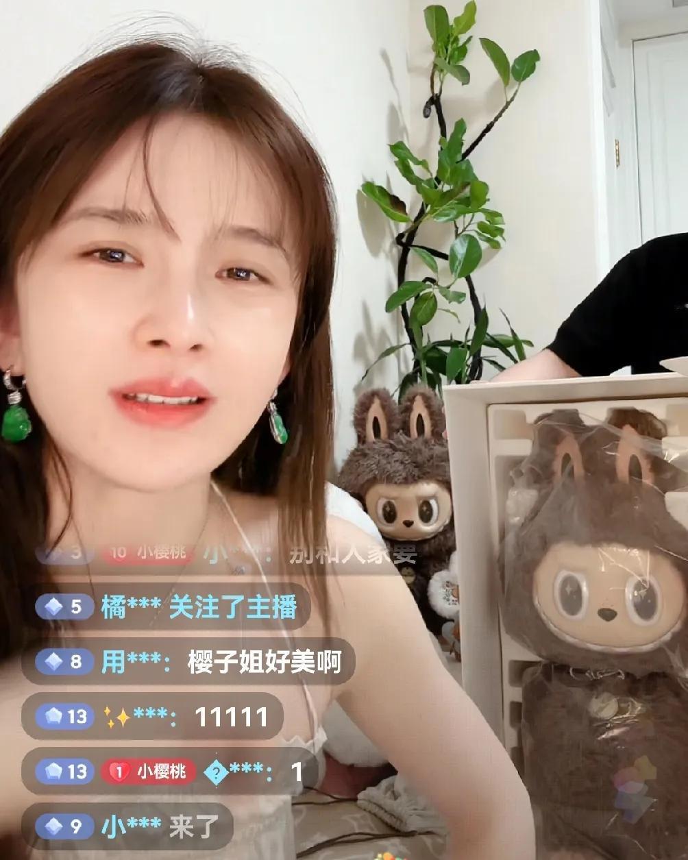 有人给演员赵樱子快递了一个labubu，有人在直播间问赵樱子是谁送的？赵樱子