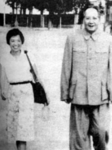 毛主席晚年，有一位护士长在他身边陪伴了21年，两个人相处的非常融洽，可以说不是父