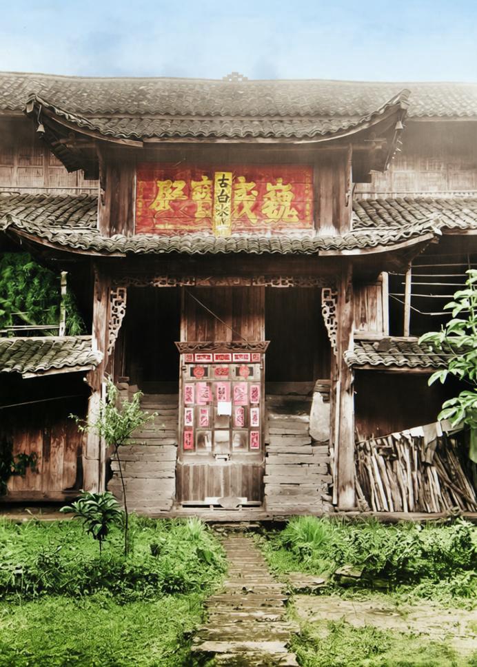 1926年，峨眉山万年寺巍峨宝殿，殿宇呈现典型的川派古刹风貌，双重飞檐翘角覆着青