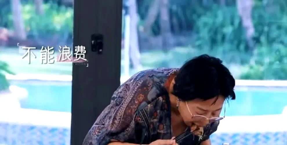 大家都吃饭结束后，黄圣依妈妈路过饭桌，看到自己碗里有剩菜立刻拿起筷子大口吃干净了