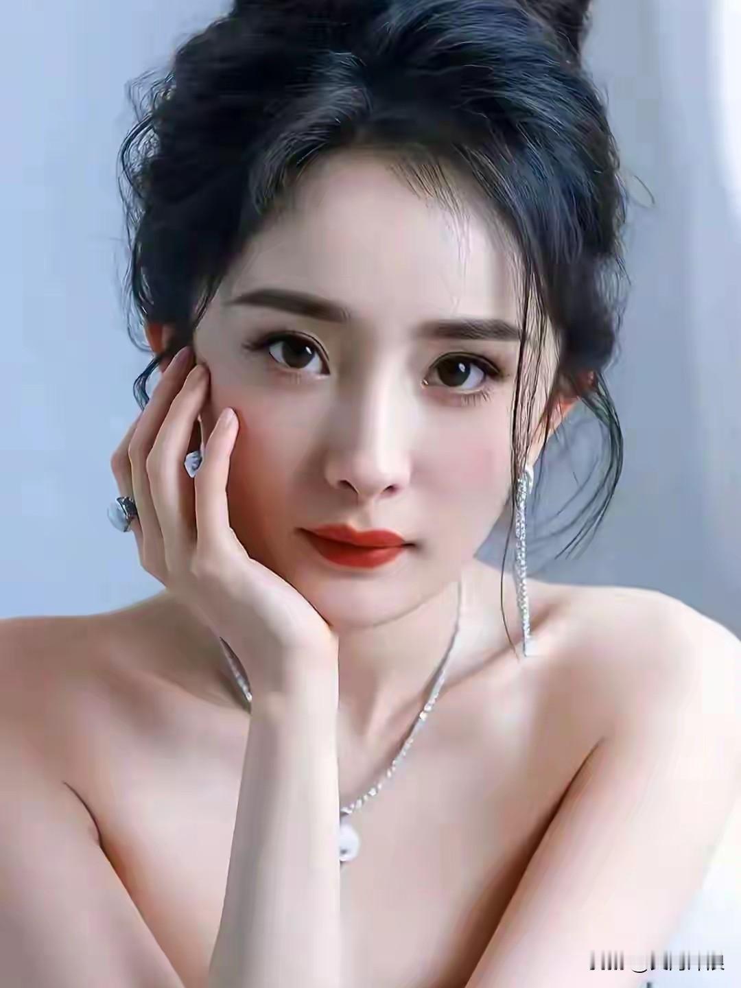 中国诗人写给杨幂的一首“藏头诗”：彩云追月明，笑洒满天星！彩袖轻杨舞新风云