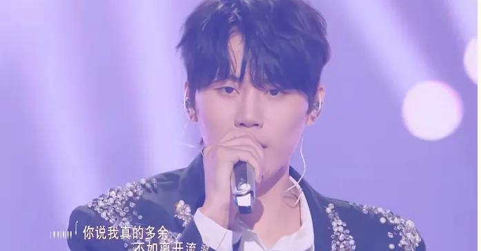 《天赐的声音》第六季舞台上，王翊恩迎来演艺生涯重要时刻。作为网络走红的实力唱将，