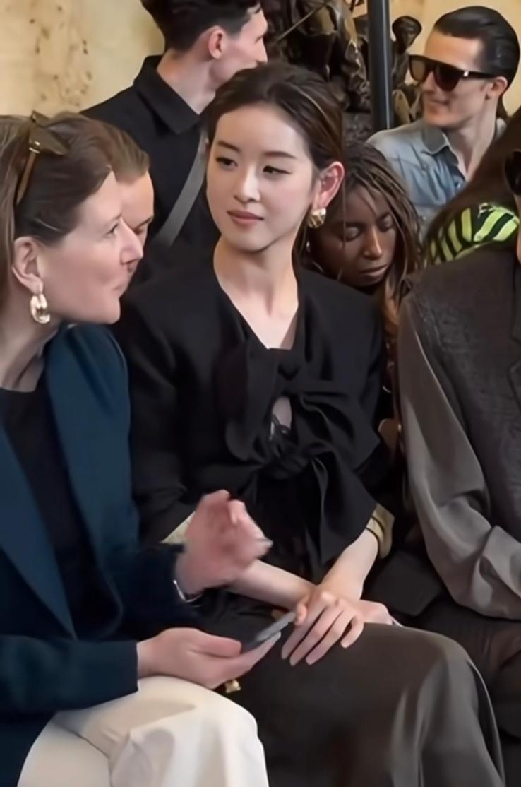 32岁的章泽天，在各种公开活动上，居然比她18岁刚出圈的时候还要漂亮，这种反差感