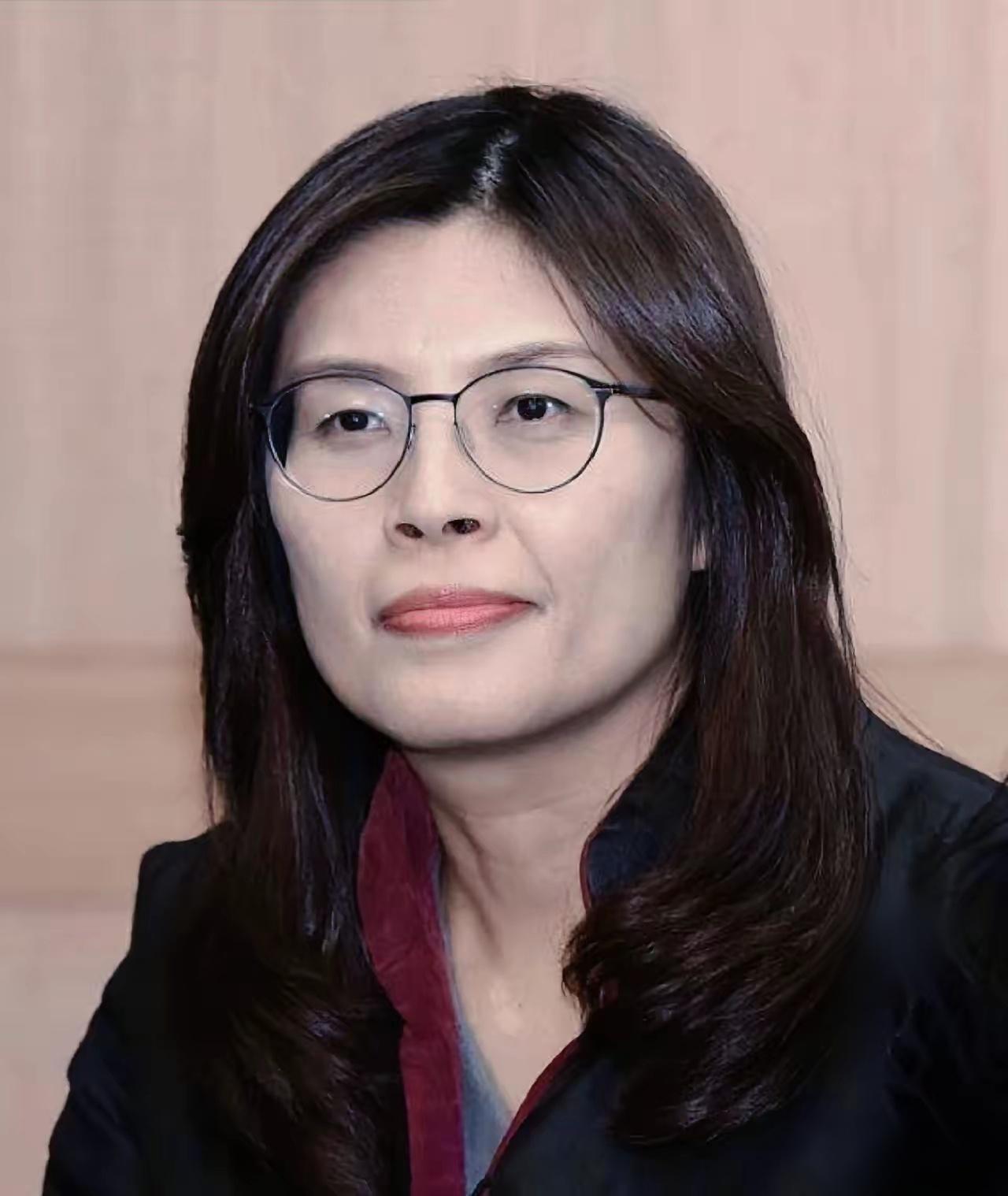 堂堂国民党主席郑丽文站在千百人聚集的宴席聚光灯下，突然指着自己大声宣告：“我父亲