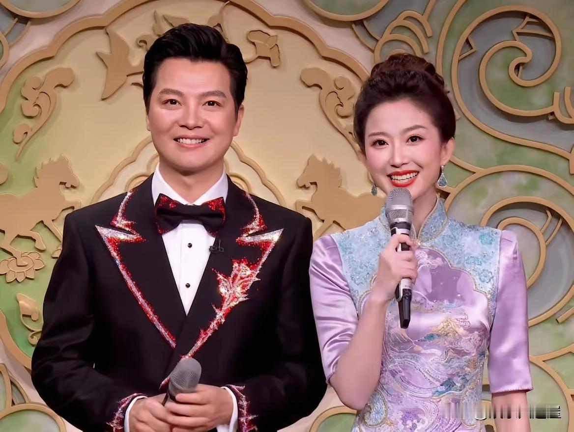 春晚名场面✨任鲁豫的红焰西装沉稳大气，刘心悦的紫韵旗袍雅致温婉，一刚一柔，把马