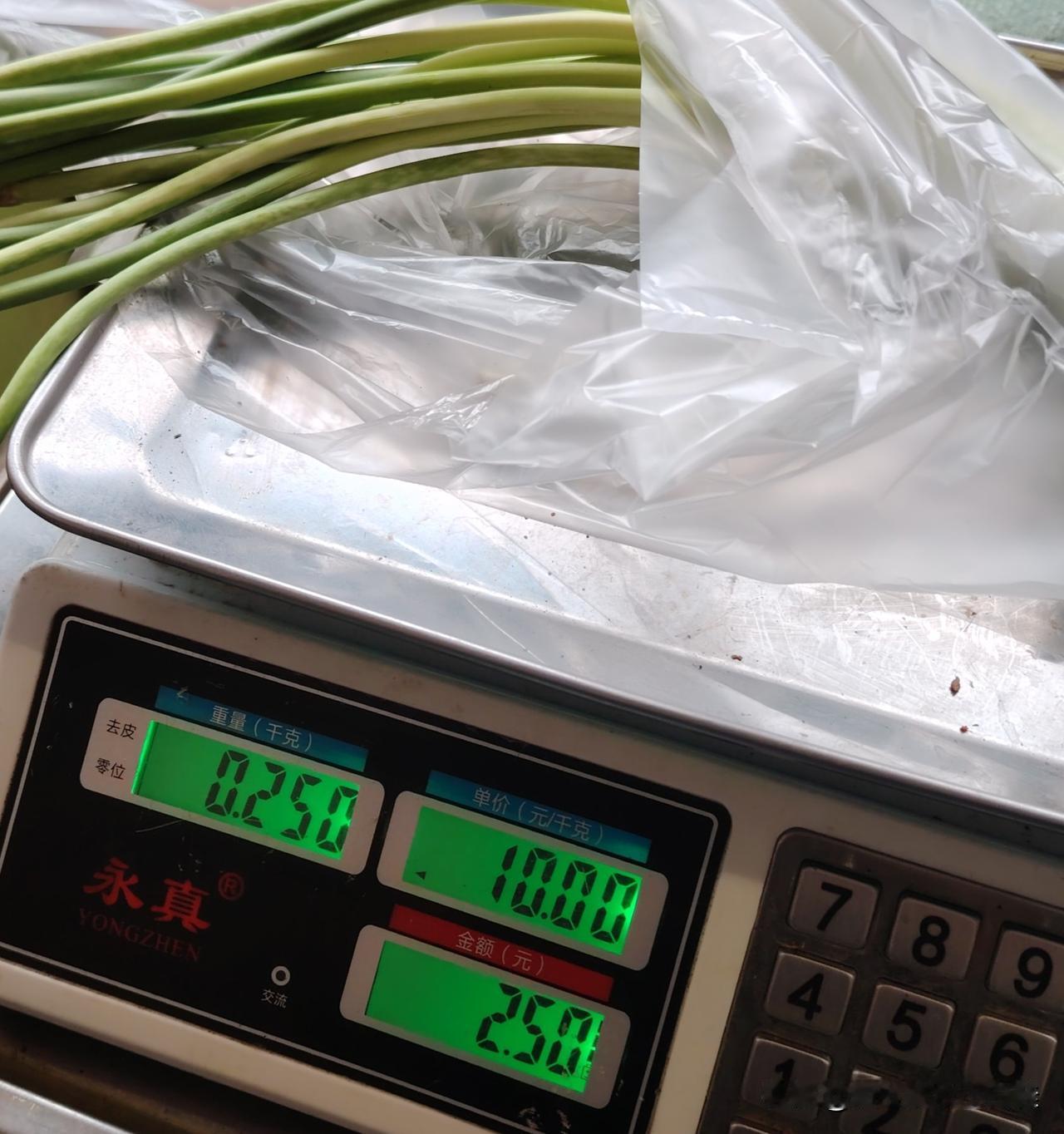 10块12块一公斤的蒜苔贵嘛？听说好些地方的蒜苔都卖不掉，我所在的城市蒜苔价格