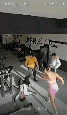 女子和丈夫在健身房健身，不知道什么原因？丈夫和两个男人发生了争执，丈夫正在解释，