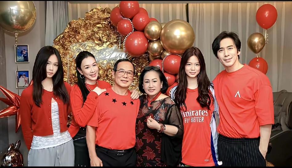 钟丽缇78岁越南母亲庆生，家中简单布置却温馨满溢。全家红衣相伴，老太太状态惊艳：