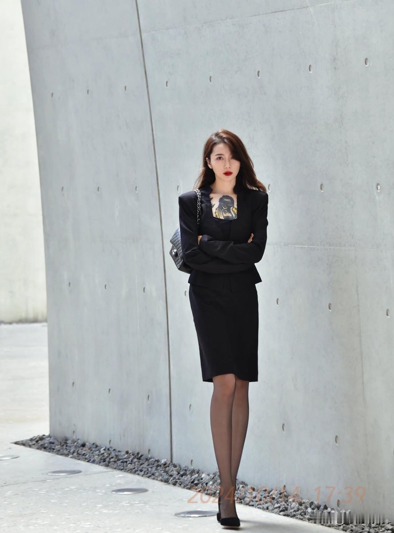 都市酷girl风，黑色西装裙搭配高跟鞋，气场全开！灰色西装套装裙灰色西装裙套装