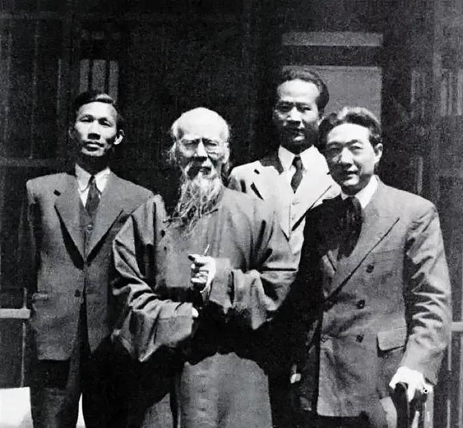 一天，齐白石在家中作画，女佣递上一张名片，齐白石瞟了一眼，说：“你就说我不在家。