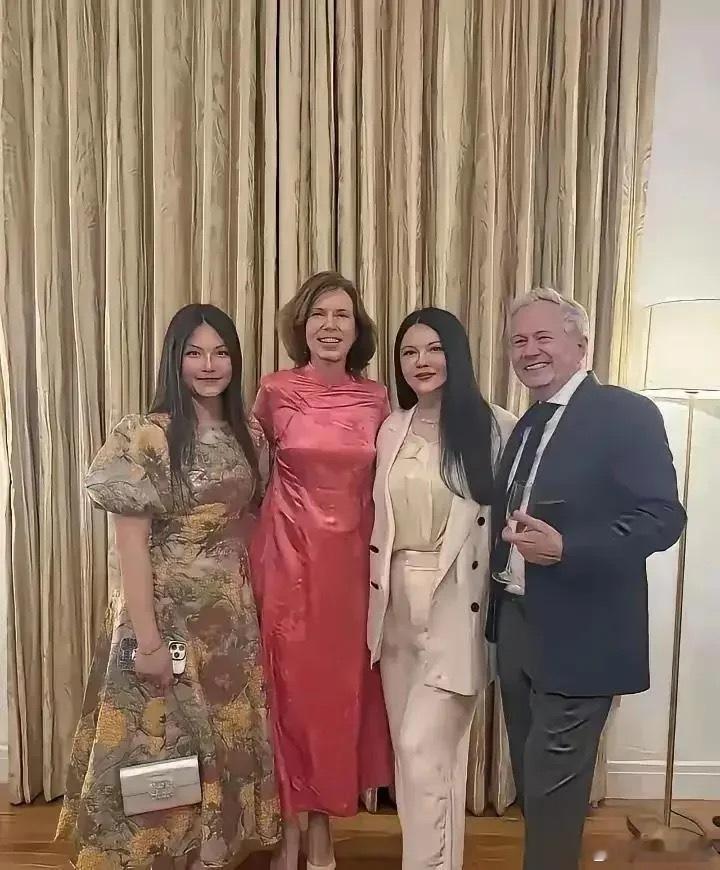 李湘瘦脱相了，这腰身哪像当妈的，直接跟王诗龄站成了姐妹花。