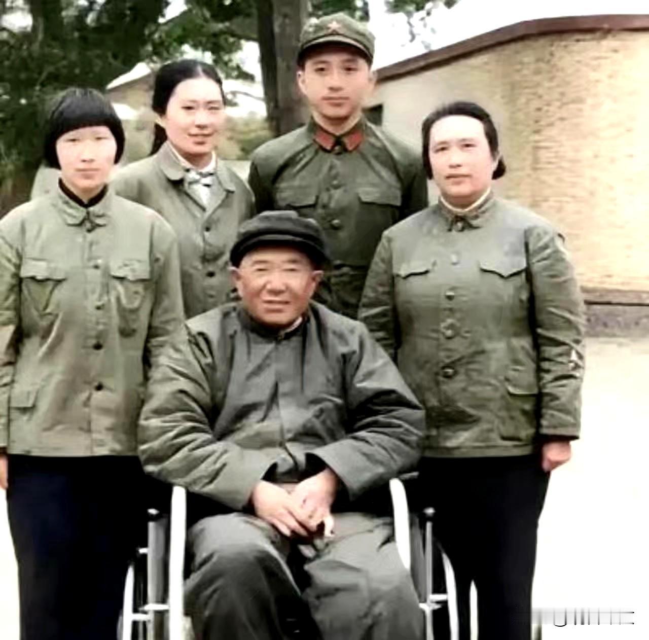 历史时光没想到这张看着朴素寻常的全家福，是开国大将罗瑞卿赴德术前、国内留下的最