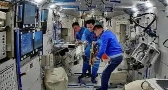中国空间站3人vs国际空间站13人，人数差的本质不是“挤不挤”，是“效率至上