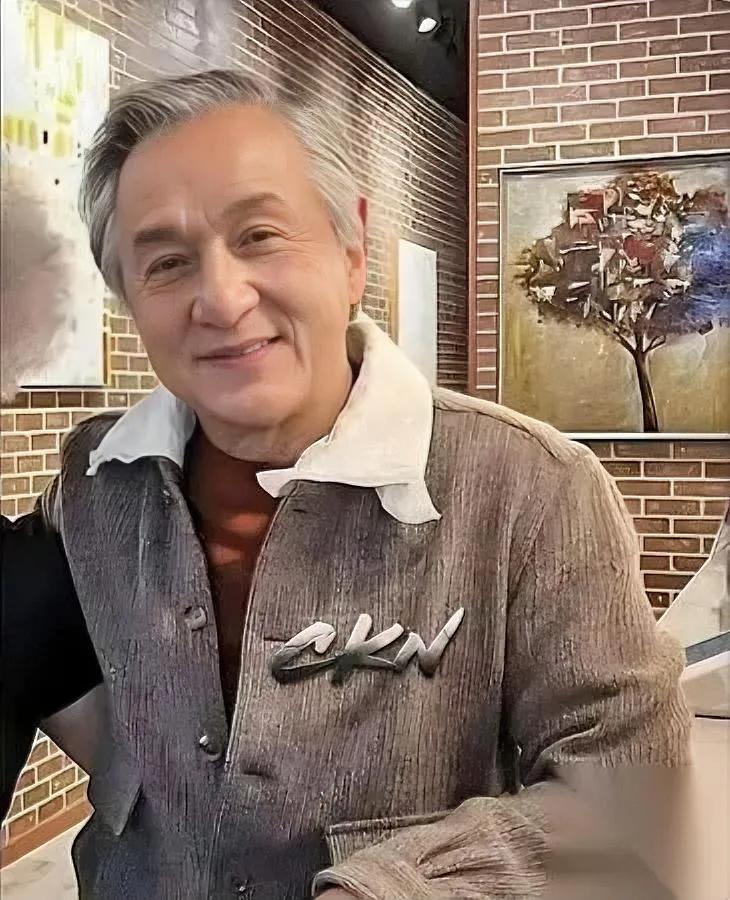 成龙转钱给吴卓林？70岁老爹终于低头了前脚见面后脚汇几百万去温哥华，成龙