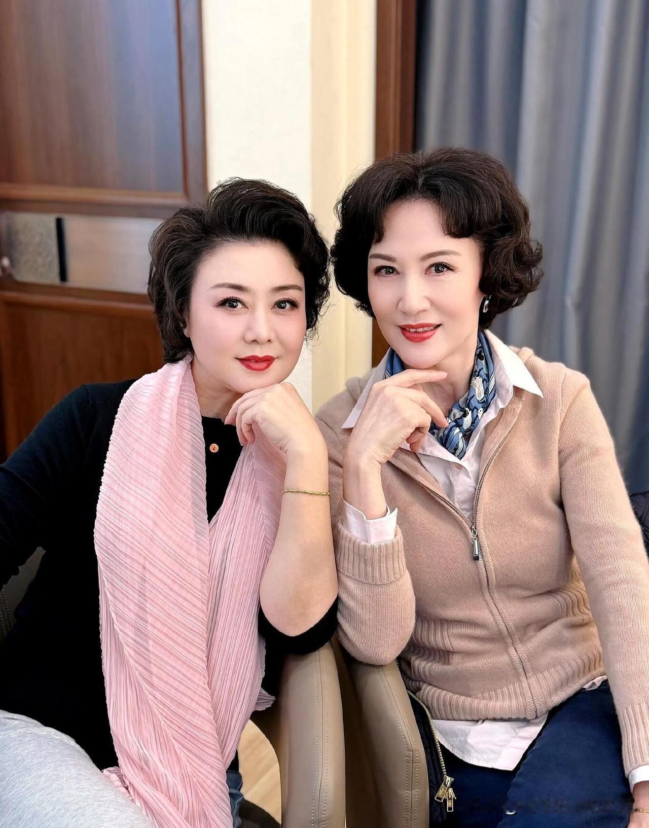 京剧演员于兰好有气质啊，64岁了身材还挺好的，她的脸型是瓜子脸，微卷的短发造型和