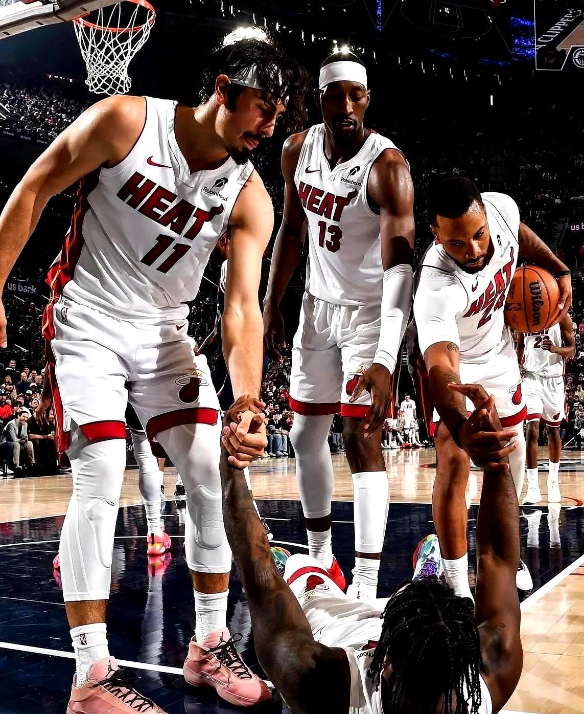 热火今年这进攻真是猛。场均得分124.9联盟第一，助攻、投篮命中数也排前