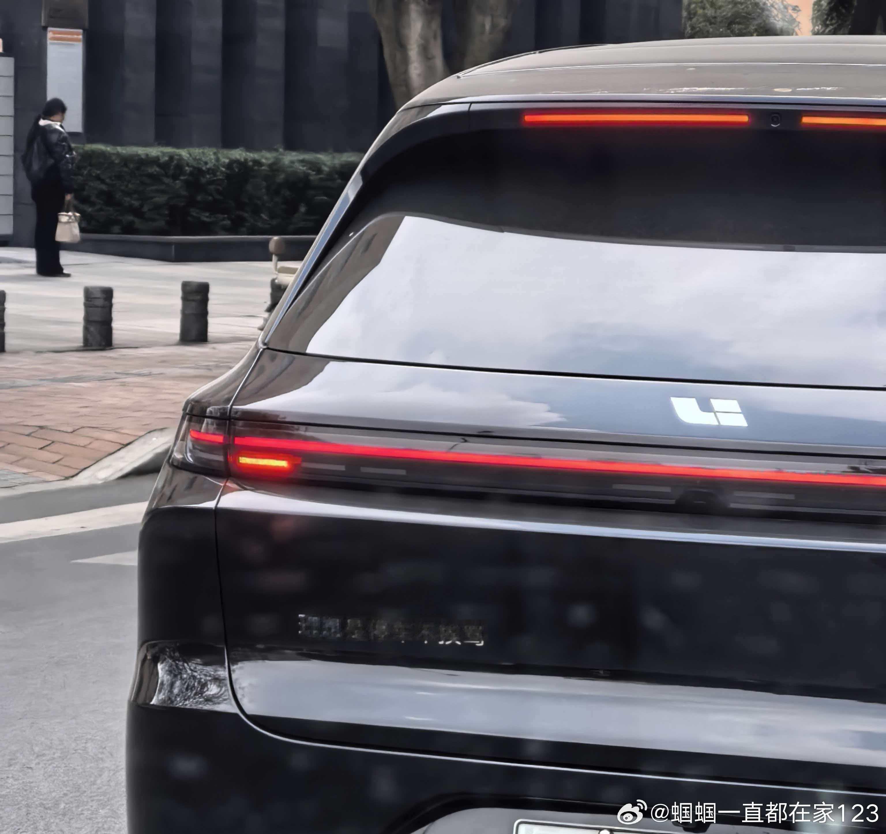 这也算是自嘲蹭热点了ps......图二是老板的车?理想汽车