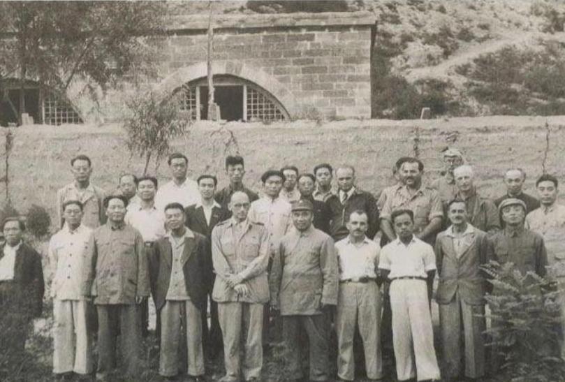 这是一张罕见的合影照片！是毛主席等中央领导人与中外记者西北参访团在陕北延安王家坪