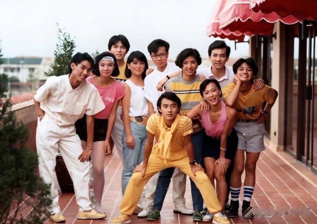 张卫健19岁与60岁对比图太有感触！颜值跨度超大，你能精准锁定图中的他吗？其余同