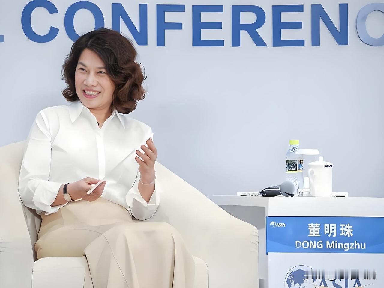 董明珠一句"不用海归"，网上又炸了。其实完整的话是她在清华说的："我们中国这