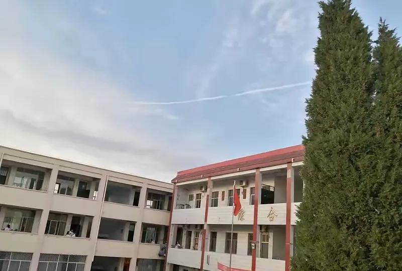 我是学校老师，前几天我隔壁11班的班主任接到家长电话，家长要求老师对孩子上点心，