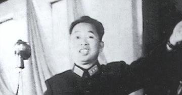 1950年夏天，刘亚楼到剧院看戏，刚坐下就有一双脚驾到自己头上，顿时火冒三丈。对
