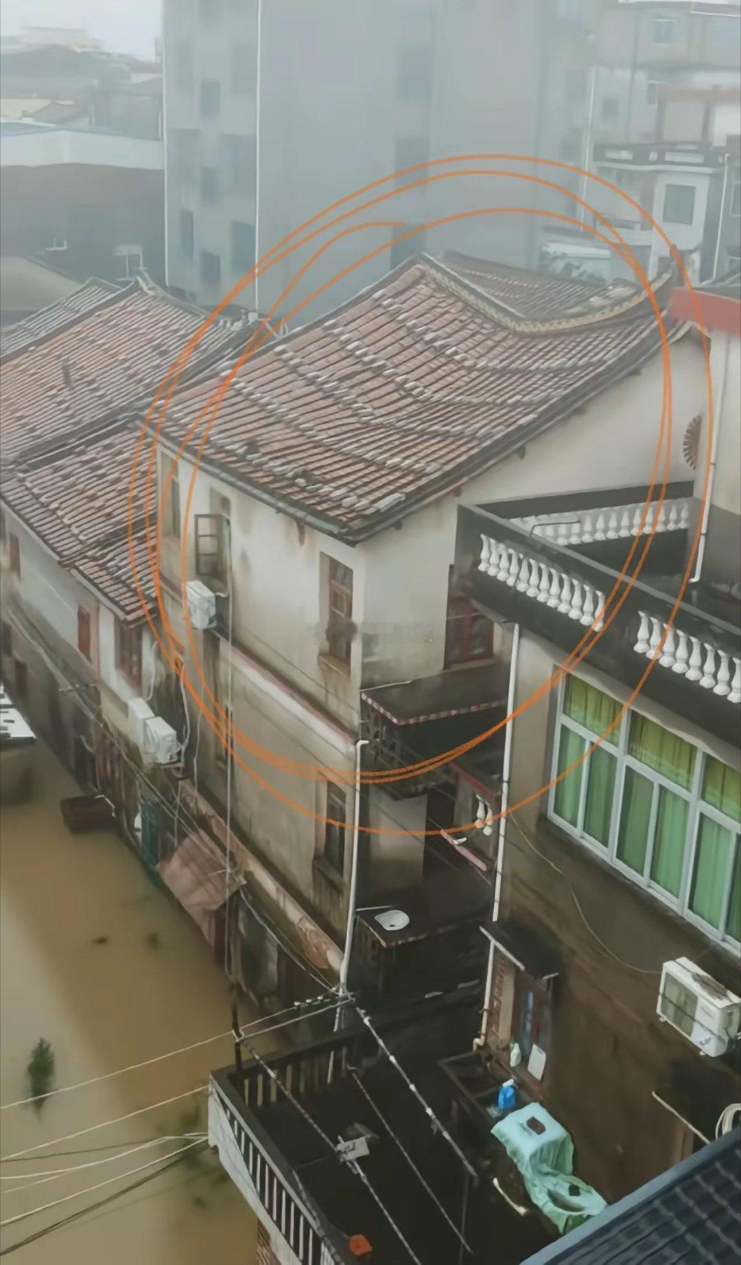 看到福建水灾很多房子塌了，不让翻建就是最大的腐败​​​