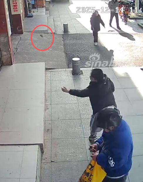 “冤不冤？”12月14日，湖北，2孩子在路边丢沙包玩，结果女孩不小心丢歪，落在了