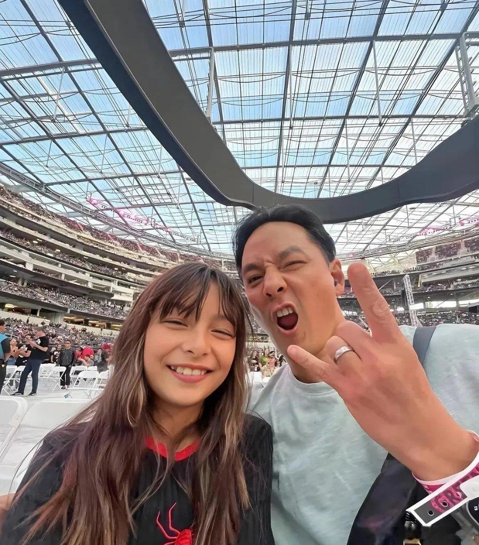 吴彦祖和女儿合照，小时候真美啊大大的眼睛