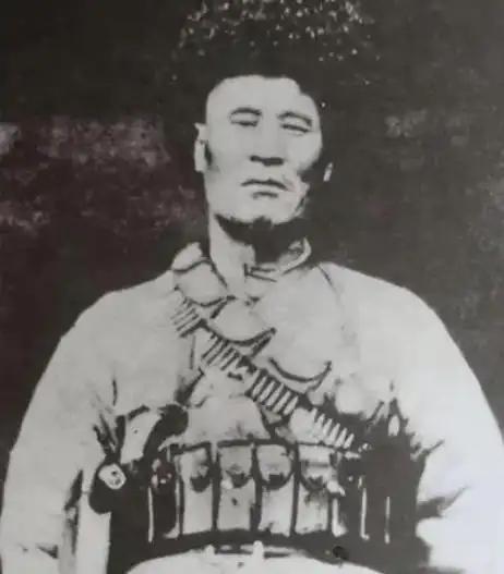 1949年12月，解放军在追击马家军残匪时，士兵杨忠孝打死了一个穿着与众不同的匪
