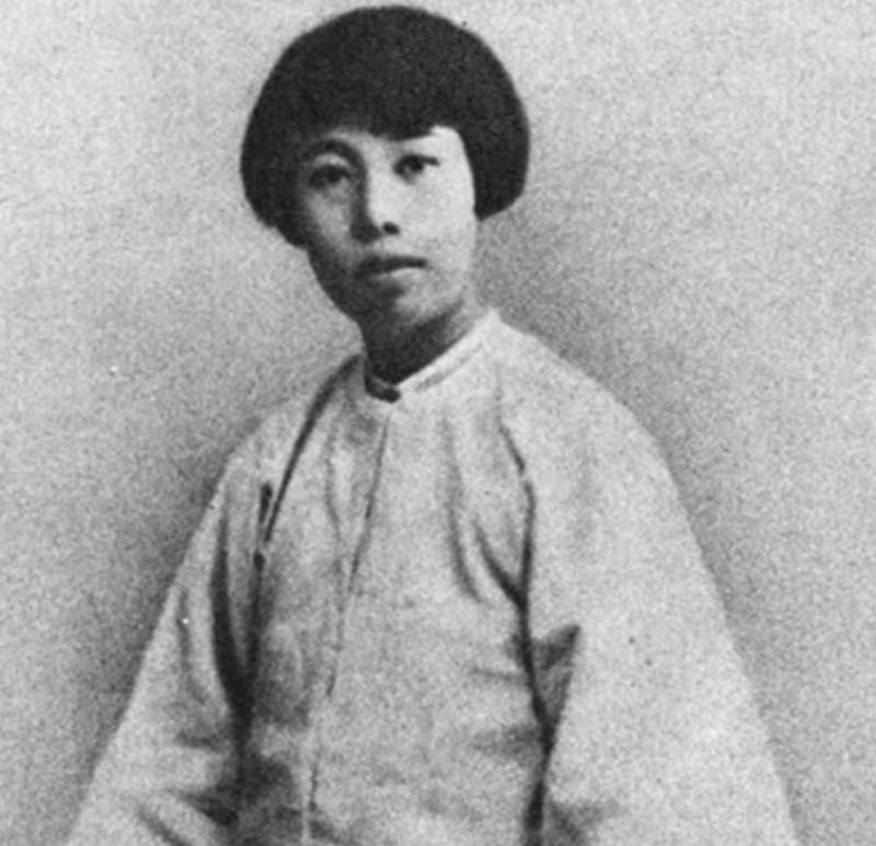 1927年，鲁迅瞒着妻子朱安，与女学生许广平同居怀孕。谁知，鲁迅母亲劝说：“留着