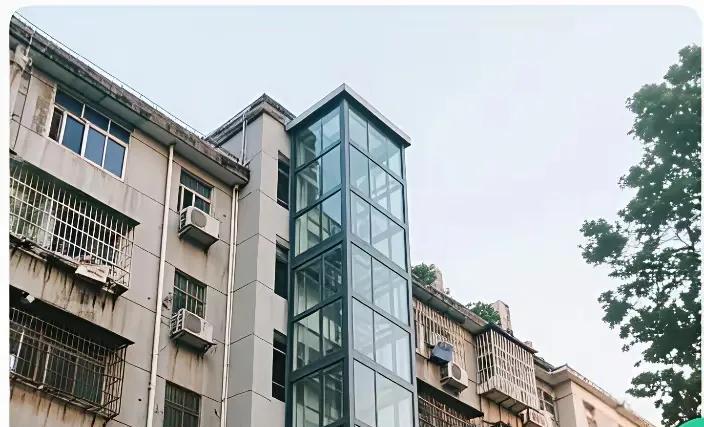 其他小区加装电梯呢！我住的小区也是6层没电梯，要不是因为我喜欢住在这里，估计早