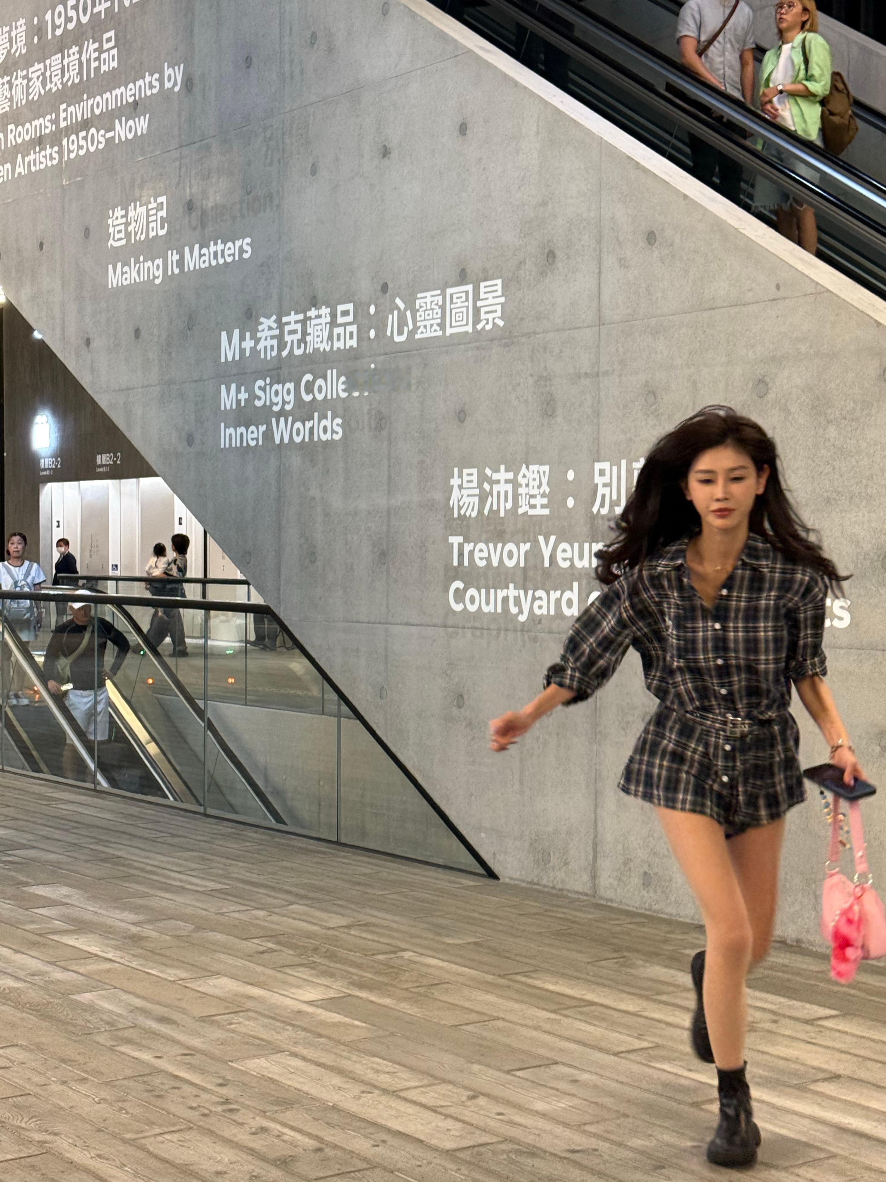 每次yty帮手拍完照i人就急着奔跑回去​​​