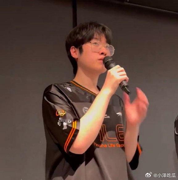 宙斯从T1离队时，虽然觉得可惜，无法达成zofgk三连冠，但也觉得上路这位置换人