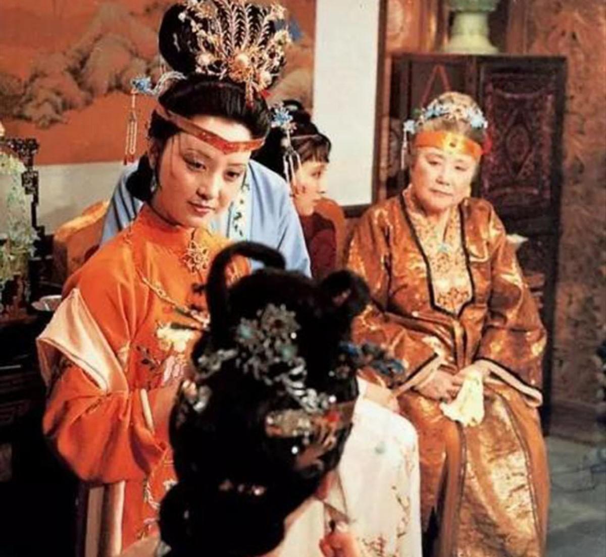 红楼梦里贾母为遮掩家族秘密收养了一位姑娘，焦大酒后痛骂：胳膊折了竟往袖子里藏？