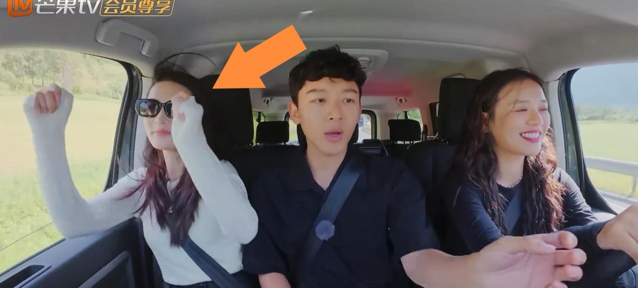 马思纯,李沁,张晚意跟龚俊他们走散,身上没有钱,只能“化缘”。由于某个