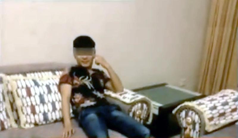 丈夫这下可能彻底无语了。他怎么也不会想到，妻子出轨，情夫会藏在床底。故事里，